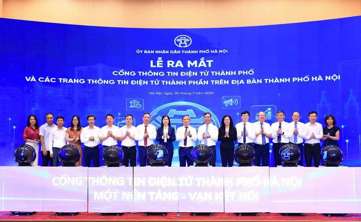 Chủ tịch Ủy ban nhân dân thành phố Hà Nội Vũ Đại Thắng cùng các đại biểu tham dự Lễ ra mắt. Ảnh: hanoi.gov.vn