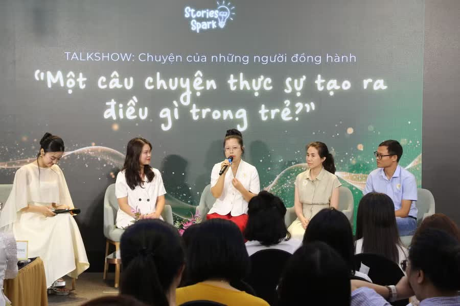 Các diễn giả tại phiên trò chuyện “Chuyện của những người đồng hành”.