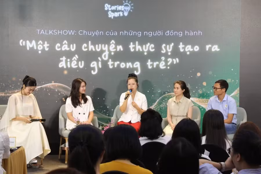 Các diễn giả tại phiên trò chuyện “Chuyện của những người đồng hành”.