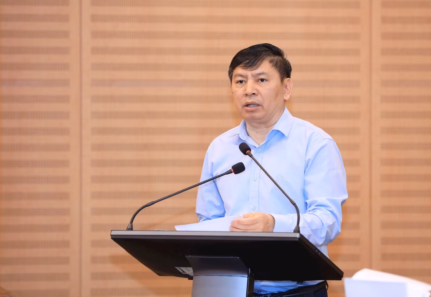Phó Giám đốc Sở Tư pháp Nguyễn Công Anh trình bày Báo cáo tình hình triển khai thi hành Luật Thủ đô năm 2026. Ảnh: Lê Hải/hanoi.gov.vn.
