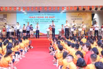 Tạp chí điện tử Môi trường và Cuộc sống trao tặng 10 chiếc xe đạp cho các em học sinh có hoàn cảnh khó khăn, nỗ lực vươn lên trong học tập.