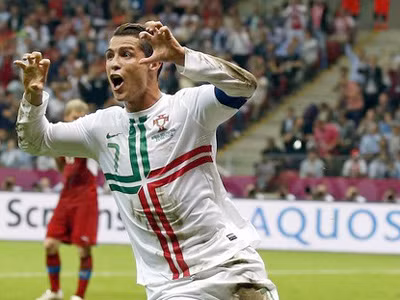 Ronaldo ăn mừng bàn thắng như... hổ đói vồ được mồi