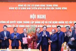 Thường trực Ban Bí thư Trần Cẩm Tú trao Quyết định; Trưởng Ban Tuyên giáo và Dân vận Trung ương Nguyễn Trọng Nghĩa tặng hoa chúc mừng Đảng bộ Cơ quan Ban Tuyên giáo và Dân vận Trung ương. Ảnh: daibieunhandan.vn.