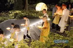 Hàng nghìn du khách háo hức thả đèn hoa đăng cầu bình an trong Đại lễ Vu Lan báo hiếu