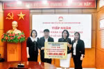 Phó Chủ tịch Thường trực Ủy ban Mặt trận Tổ quốc Việt Nam thành phố Hà Nội Phạm Anh Tuấn tiếp nhận ủng hộ từ cán bộ, nhân dân phường Đại Mỗ... Ảnh: hanoimoi.vn.