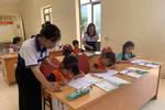 Hai bạn sinh viên Trường Đại học Hạ Long và các học sinh tại "Lớp học 0 đồng". Ảnh: NVCC