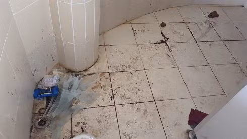 Sàn nhà vệ sinh dơ bẩn, nhiều dấu hiệu bị đập phá (Ảnh: T.Q)