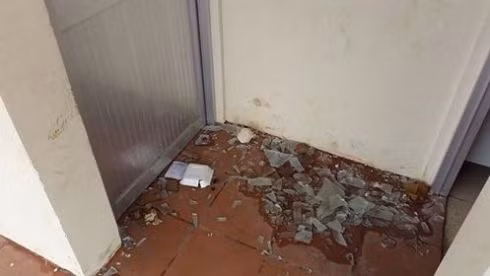 Kính rơi vãi đầy dưới các sàn nhà vệ sinh (Ảnh: T.Q)