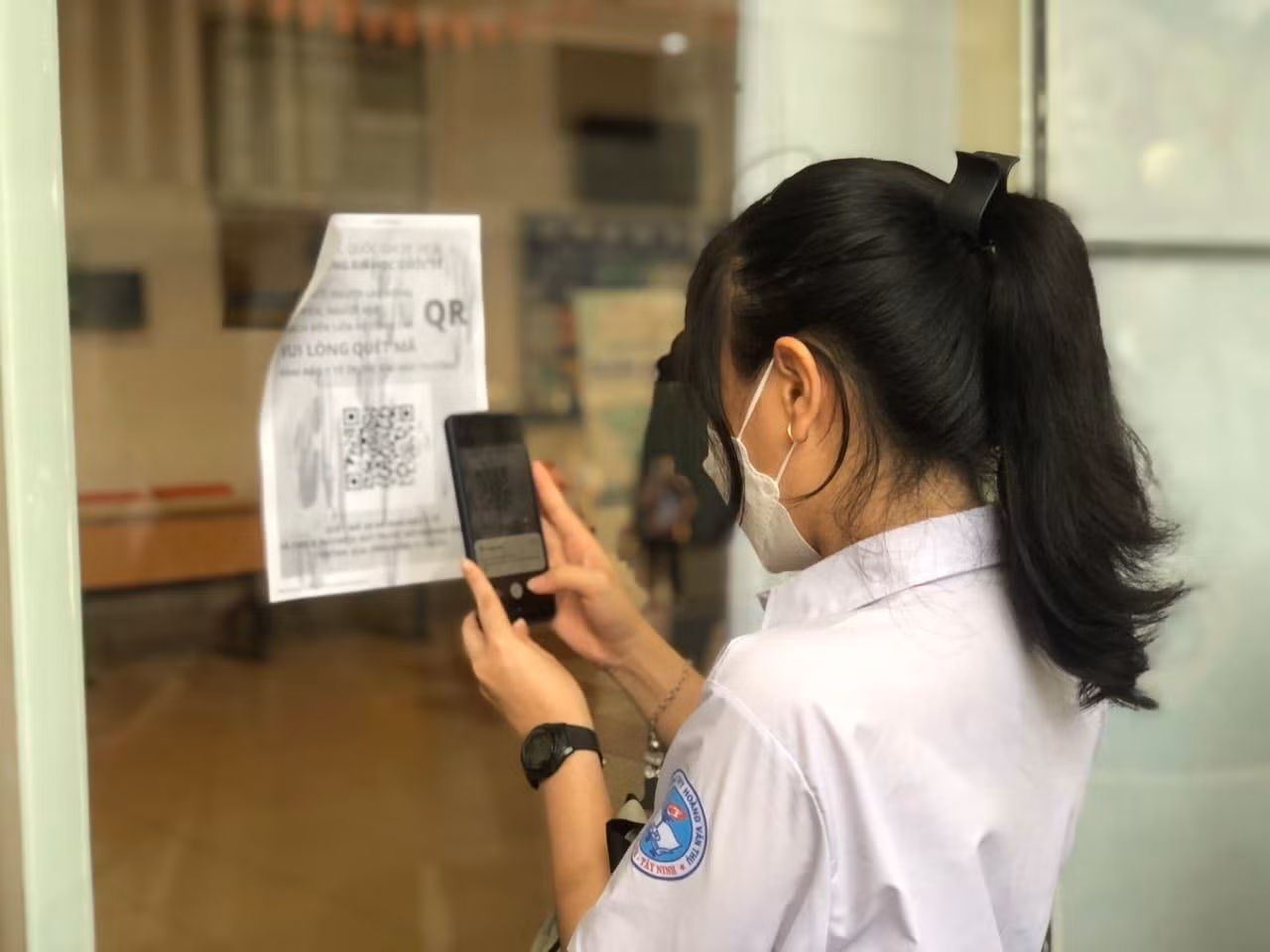 Thí sinh khai báo y tế trước khi bước vào phòng thi ở điểm Trường Đại học Quốc tế (ảnh: P.L) Thí sinh khai báo y tế trước khi bước vào phòng thi ở điểm Trường Đại học Quốc tế (ảnh: P.L)