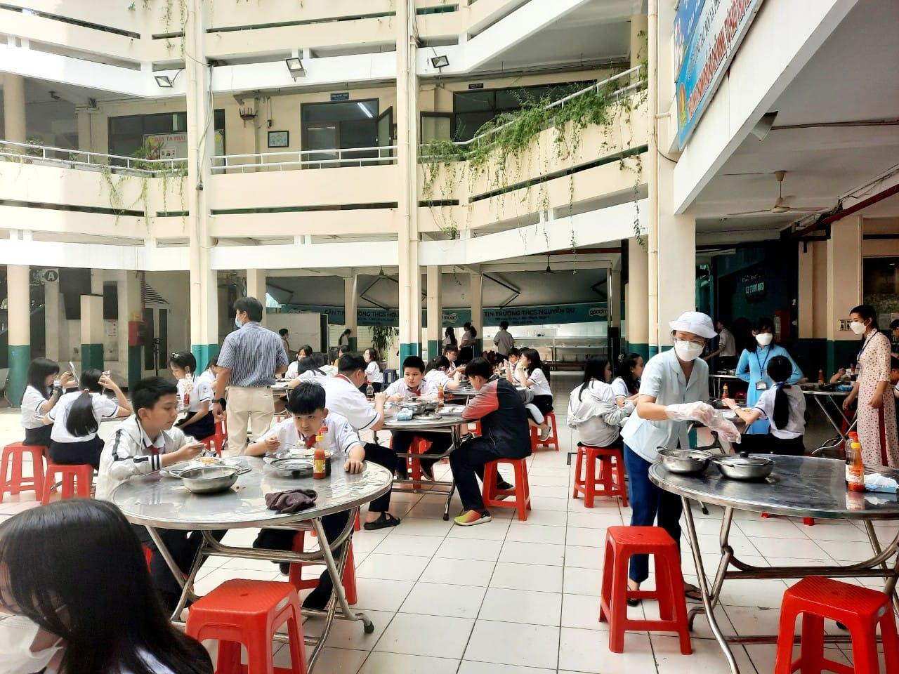 Trường trung học cơ sở Nguyễn Du tổ chức cho học sinh ăn trưa theo ca, theo giờ nhằm tránh tụ tập đông người (ảnh: NTCC)