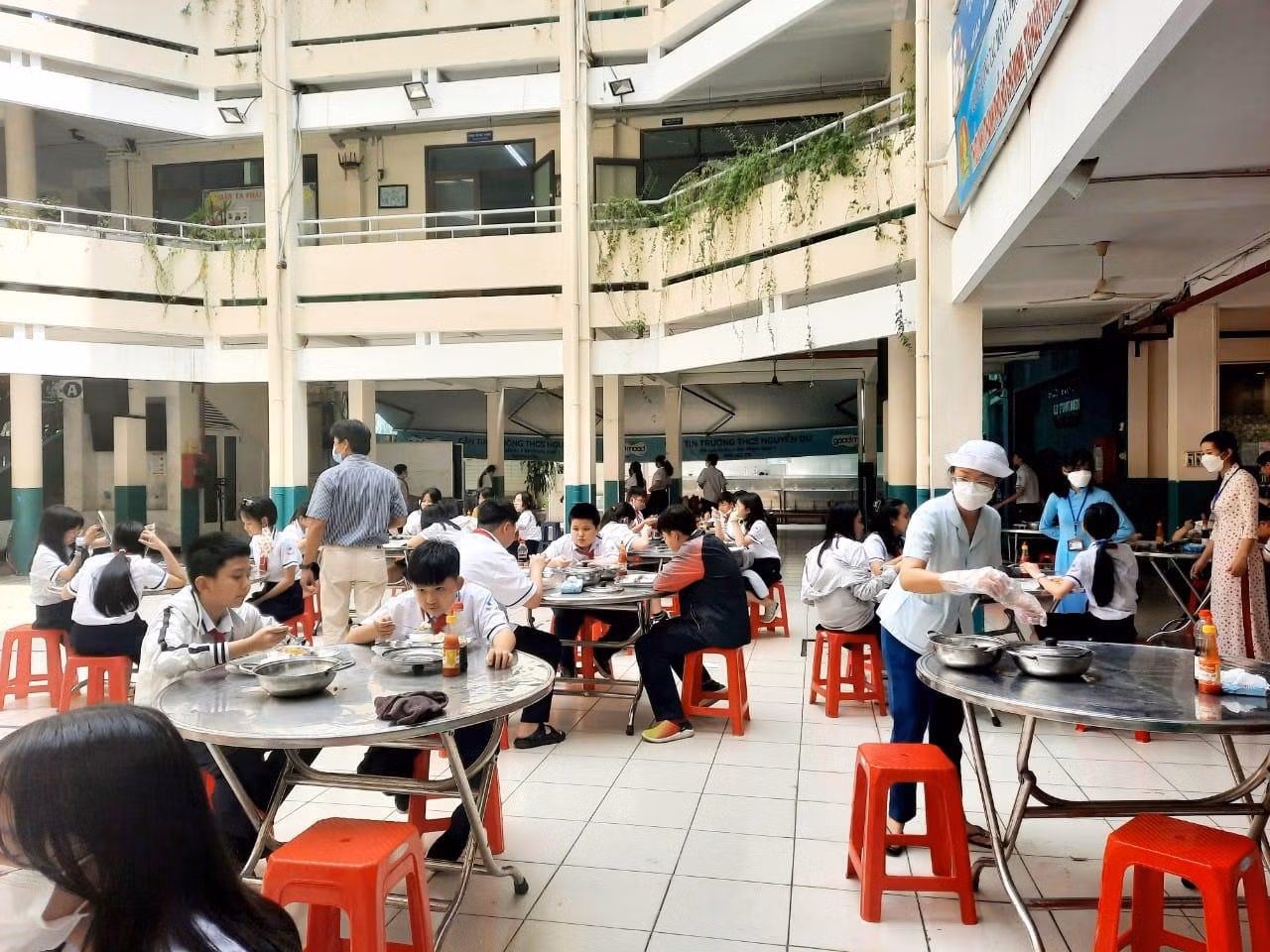 Trường trung học cơ sở Nguyễn Du tổ chức cho học sinh ăn trưa theo ca, theo giờ nhằm tránh tụ tập đông người (ảnh: NTCC)