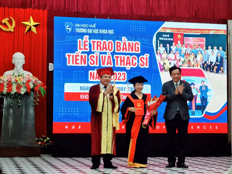 Phó Giáo sư, Tiến sĩ Võ Thanh Tùng, Hiệu trưởng Trường Đại học Khoa học, Đại học Huế (ngoài cùng bên trái) tại Lễ trao bằng Tiến sĩ và Thạc sĩ năm 2023 của Trường Đại học Khoa học, Đại học Huế (Ảnh: Website nhà trường). Phó Giáo sư, Tiến sĩ Võ Thanh Tùng, Hiệu trưởng Trường Đại học Khoa học, Đại học Huế (ngoài cùng bên trái) tại Lễ trao bằng Tiến sĩ và Thạc sĩ năm 2023 của Trường Đại học Khoa học, Đại học Huế (Ảnh: Website nhà trường).