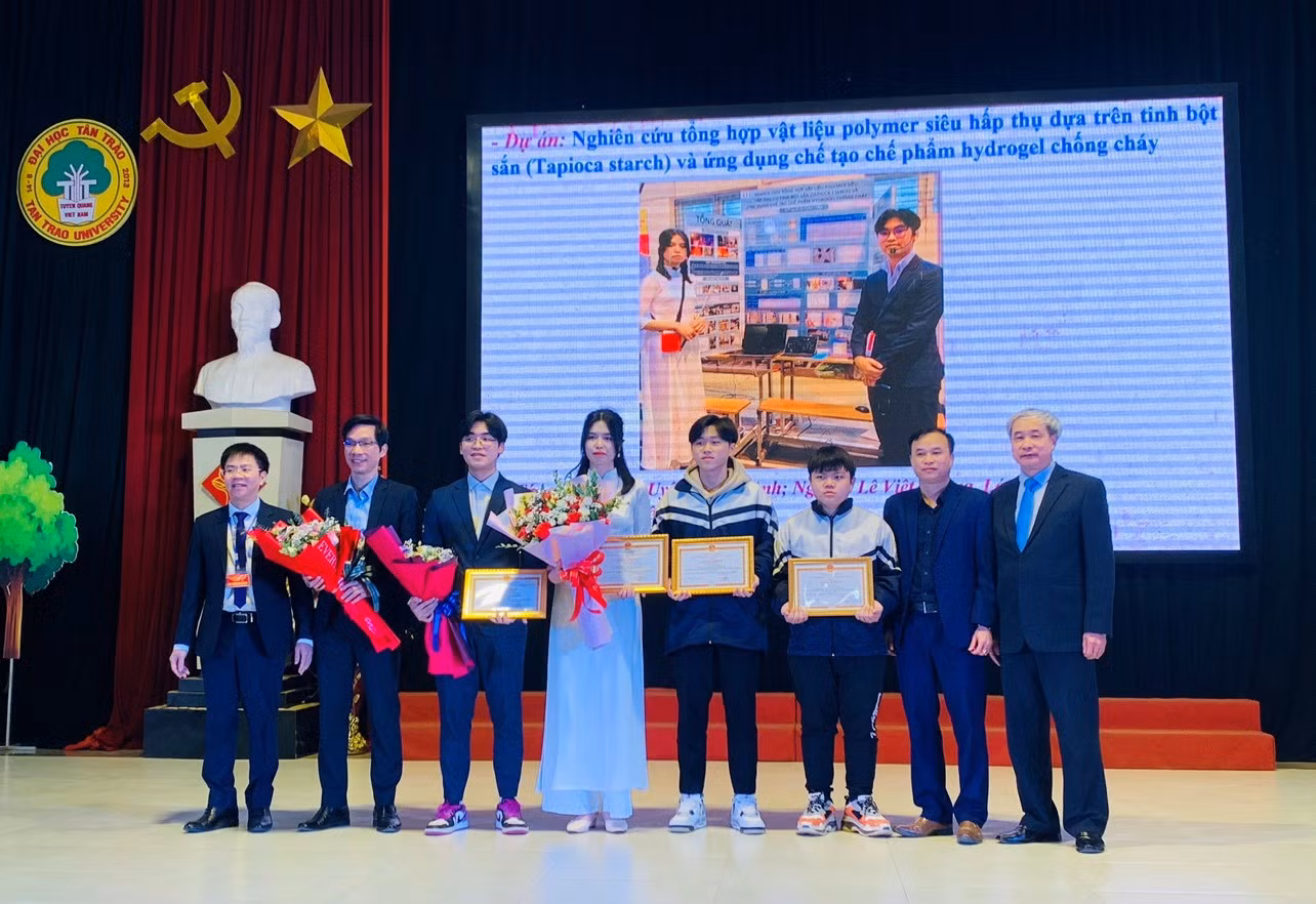 Đại biểu với các thí sinh của 2 dự án dự thi Khoa học kỹ thuật cấp Quốc gia. (Ảnh: Sở GDĐT Tuyên Quang)