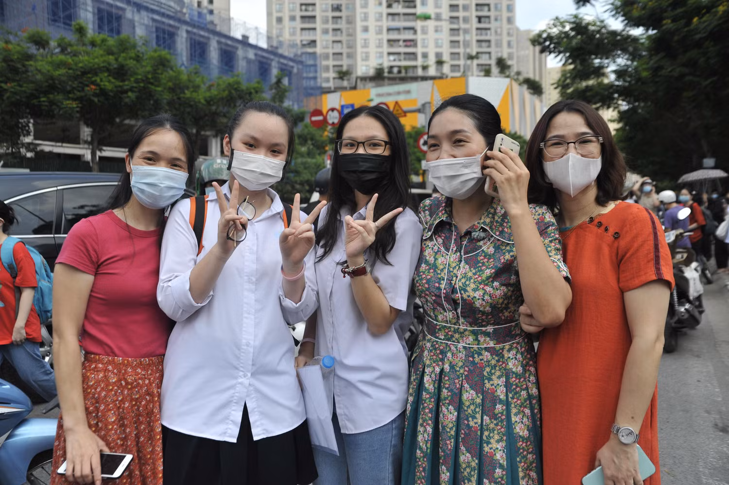 Em Minh Trang - đứng thứ 2 từ trái sang, hào hứng khi hoàn thành tốt bài thi. Ảnh: Lê Huy