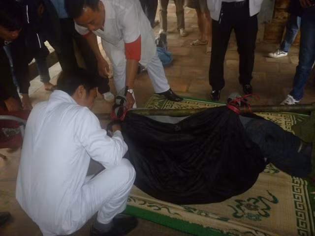 Cáng đưa nạn nhân Quyết xuống núi Cáng đưa nạn nhân Quyết xuống núi