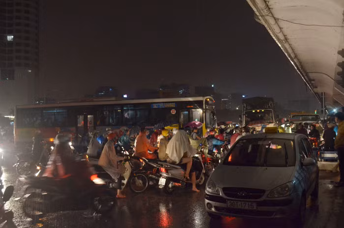 Nước ngập, tắc đường là điều không tránh khỏi. Nước ngập, tắc đường là điều không tránh khỏi.