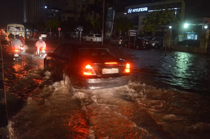 Nước ngập sâu trước cổng bện viện 19 – 8. Nước ngập sâu trước cổng bện viện 19 – 8.