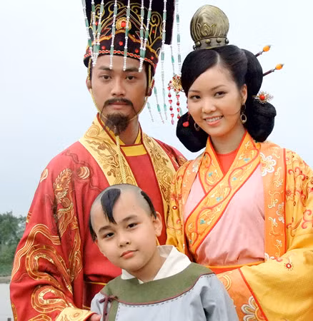 Á Hậu Thụy Vân vai Hoàng hậu Thanh Liên trong phim Lý Công Uẩn - Đường tới Thăng Long. Á Hậu Thụy Vân vai Hoàng hậu Thanh Liên trong phim Lý Công Uẩn - Đường tới Thăng Long.