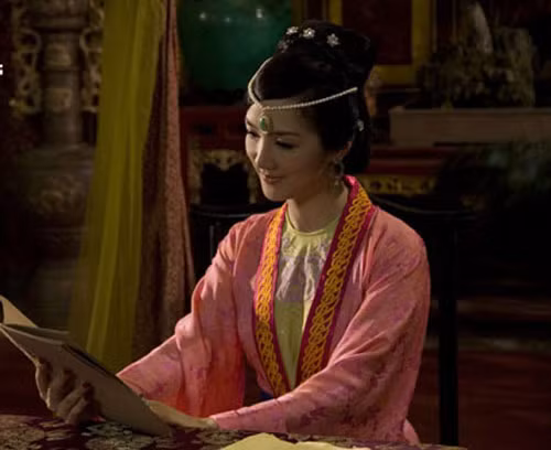 Hoa hậu Đền Hùng Giáng My vai Phụng Càn Hoàng hậu, vợ vua Lê Đại Hành trong "Huyền sử thiên đô" . Hoa hậu Đền Hùng Giáng My vai Phụng Càn Hoàng hậu, vợ vua Lê Đại Hành trong "Huyền sử thiên đô" .