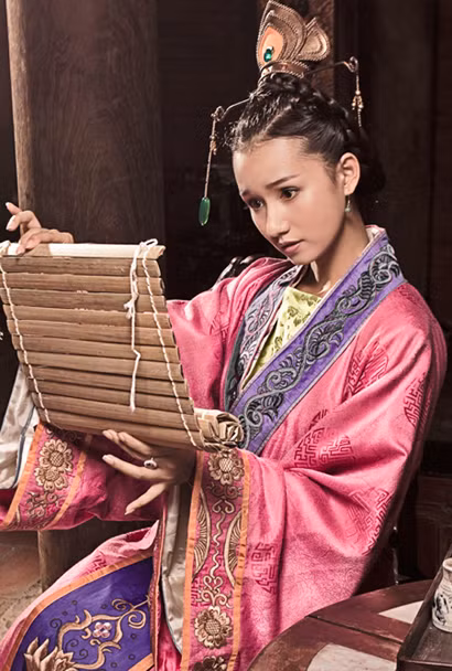 Trang phục cũng như tạo hình của Lã Thanh Huyền trong phim này được đánh giá cao và khá đẹp mắt. Trang phục cũng như tạo hình của Lã Thanh Huyền trong phim này được đánh giá cao và khá đẹp mắt.