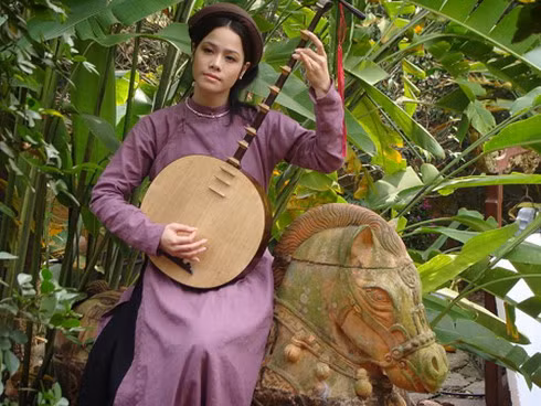 Ngay từ lần đầu gặp gỡ, thầy Nguyễn đã nhận ra ở Cầm một khí chất và tài năng hơn người. Tiếng đàn của Cầm toát lên vẻ thanh tao, cao quý mà không phải người ca kỹ nào cũng may mắn được ban tặng. Khi lớn lên và bước vào tuổi trăng tròn, Cầm gặp gỡ và đem lòng cảm mến tân khoa Tố Như khi anh trên đường trở về nhà. Ngay từ lần đầu gặp gỡ, thầy Nguyễn đã nhận ra ở Cầm một khí chất và tài năng hơn người. Tiếng đàn của Cầm toát lên vẻ thanh tao, cao quý mà không phải người ca kỹ nào cũng may mắn được ban tặng. Khi lớn lên và bước vào tuổi trăng tròn, Cầm gặp gỡ và đem lòng cảm mến tân khoa Tố Như khi anh trên đường trở về nhà.