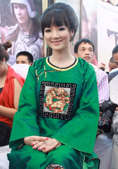 Hoa hậu Đền Hùng Giáng My rất đa tài khi vừa kinh doanh, vừa làm MC. Người đẹp Giáng My còn bén duyên với điện ảnh đặc biệt là phim cổ trang. Hoa hậu Đền Hùng Giáng My rất đa tài khi vừa kinh doanh, vừa làm MC. Người đẹp Giáng My còn bén duyên với điện ảnh đặc biệt là phim cổ trang.