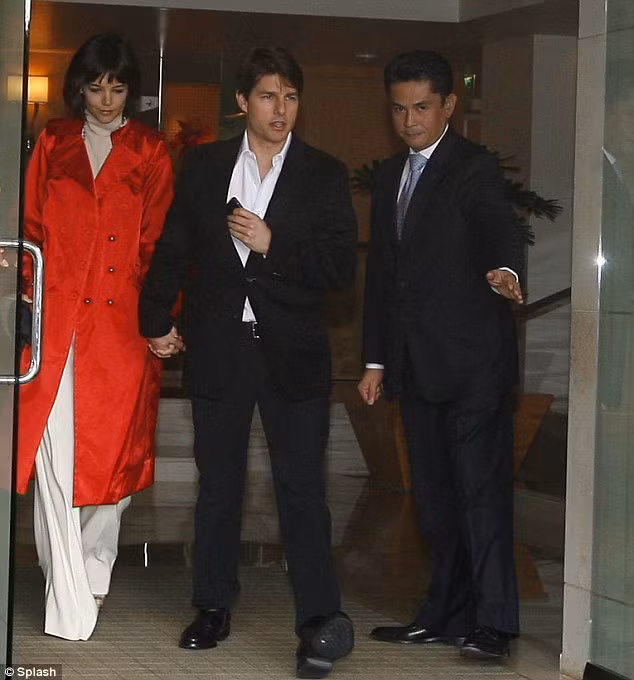 Tom Cruise và Katie Holmes trên đường đến nhà thờ Scientology Celebrity Center ở Los Angeles sau khi kết hôn. Ảnh. Dailymail. Tom Cruise và Katie Holmes trên đường đến nhà thờ Scientology Celebrity Center ở Los Angeles sau khi kết hôn. Ảnh. Dailymail.
