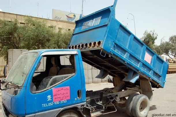 Xe ben lắp thêm dàn tên lửa để phòng thủ?