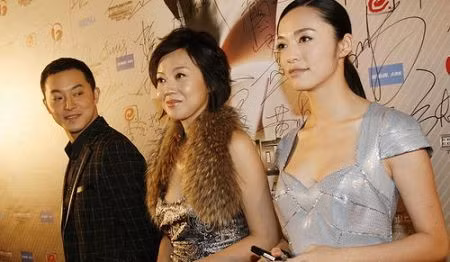 Sa Dần liếc mỹ nhân.