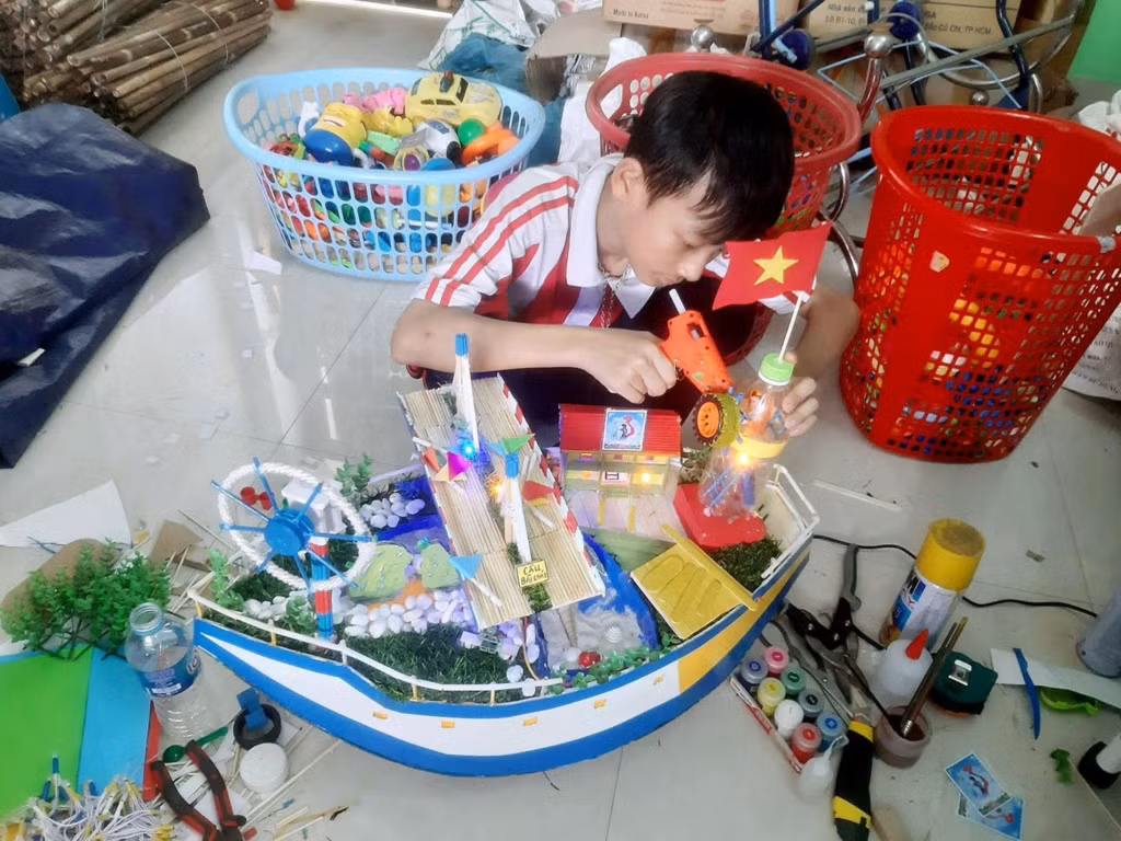Sản phẩm “Tái chế vì Hạ Long xanh” của Trường Trung học cơ sở Hồng Hải, thành phố Hạ Long (Ảnh: CTV)