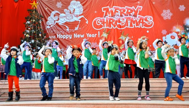 Nằm trong chuỗi hoạt động thường niên của trường, chương trình chào đón Giáng sinh của thầy trò trường Tiểu học Ngôi sao Hà Nội có sự tham gia của đông đảo phụ huynh học sinh. Nằm trong chuỗi hoạt động thường niên của trường, chương trình chào đón Giáng sinh của thầy trò trường Tiểu học Ngôi sao Hà Nội có sự tham gia của đông đảo phụ huynh học sinh.