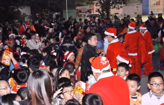 Đến giờ ông già Noel tặng quà rồi... Đến giờ ông già Noel tặng quà rồi...