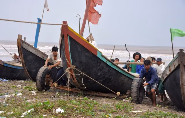 Khẩn trương đưa thuyền vào bãi đề phòng nước lên sẽ trôi mất thuyền.