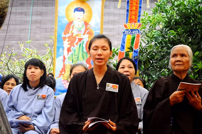 Đại lễ cầu siêu được hàng trăm các tăng ni, phật tử… tổ chức long trọng, thành kính.