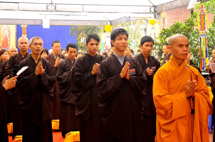 Các tăng ni, phật tử đang cùng nhau thành tâm tụng kinh cầu cho hương hồn Đại tướng Võ Nguyên Giáp.