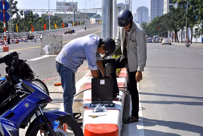 Đèn báo cũng đang được nắp đặt để mọi người chú ý trước khi lên cầu.