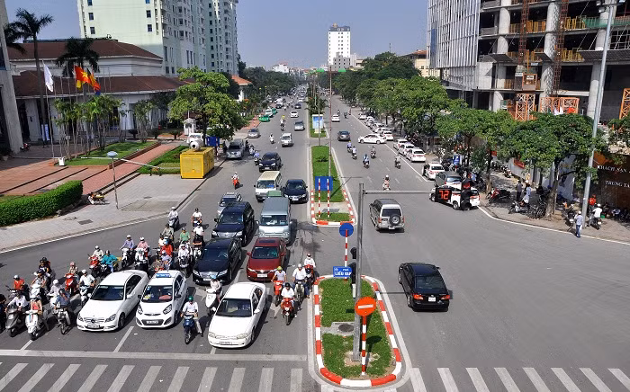 Hệ thống đèn xanh đèn đỏ, làn đường xung quanh cầu vượt cũng được hoàn thiện.