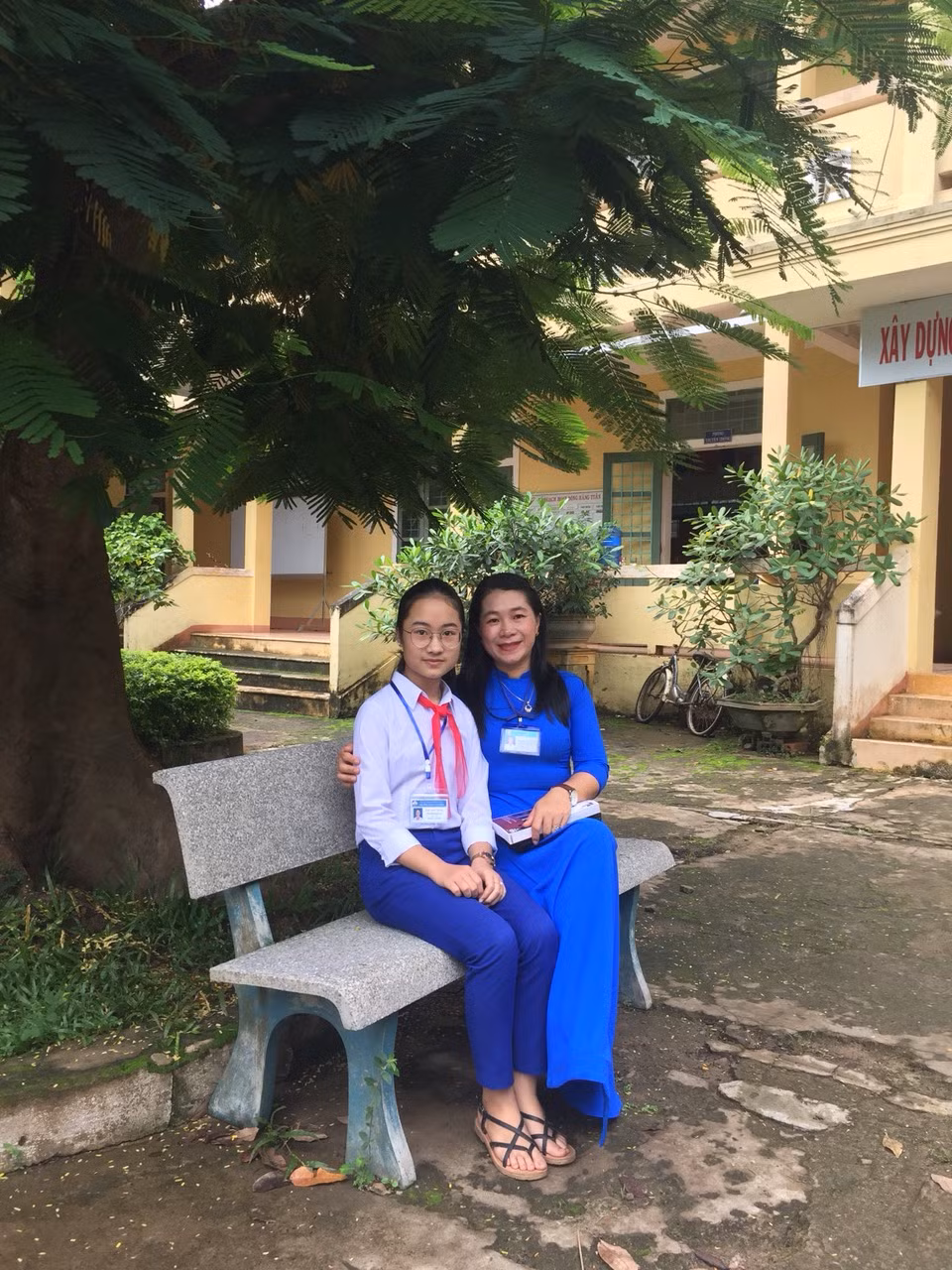 Cô giáo Hồ Thị Tố Trinh bên học trò của mình. Ảnh: LC Cô giáo Hồ Thị Tố Trinh bên học trò của mình. Ảnh: LC