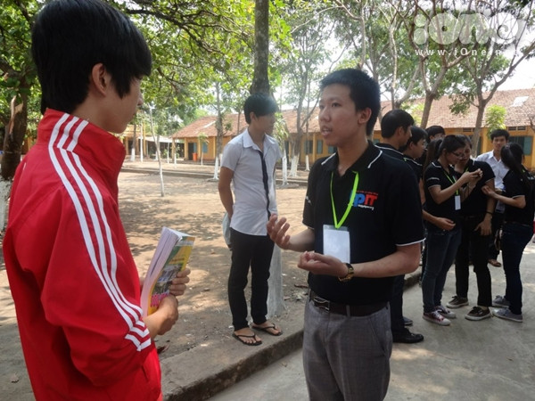 Nguyễn Hoàng Anh Khoa, sinh viên ĐH FPT đang tư vấn về ngành CNTT cho một học sinh nam lớp 12 của trường Nguyễn Hoàng Anh Khoa, sinh viên ĐH FPT đang tư vấn về ngành CNTT cho một học sinh nam lớp 12 của trường