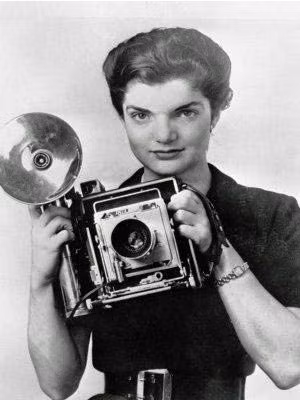 Jacqueline Kennedy Onassis: Phu nhân cựu tổng thống Kennedy, học Đại học Vassar ở Poughkeepsie, New York nhưng sau đó tốt nghiệp Đại học George Washington. Chưa ra trường, người phụ nữ này đã trở thành phóng viên ảnh triển vọng của tờ Washington Times-Herald. Jacqueline Kennedy Onassis: Phu nhân cựu tổng thống Kennedy, học Đại học Vassar ở Poughkeepsie, New York nhưng sau đó tốt nghiệp Đại học George Washington. Chưa ra trường, người phụ nữ này đã trở thành phóng viên ảnh triển vọng của tờ Washington Times-Herald.
