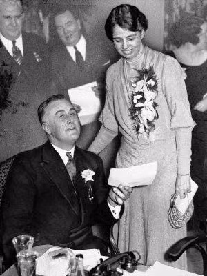 Eleanor Roosevelt: Đệ nhất phu nhân thứ 32 của Mỹ. Sau khi tốt nghiệp trung học, bà học tại trường New School ở New York những năm 1920. Eleanor Roosevelt: Đệ nhất phu nhân thứ 32 của Mỹ. Sau khi tốt nghiệp trung học, bà học tại trường New School ở New York những năm 1920.