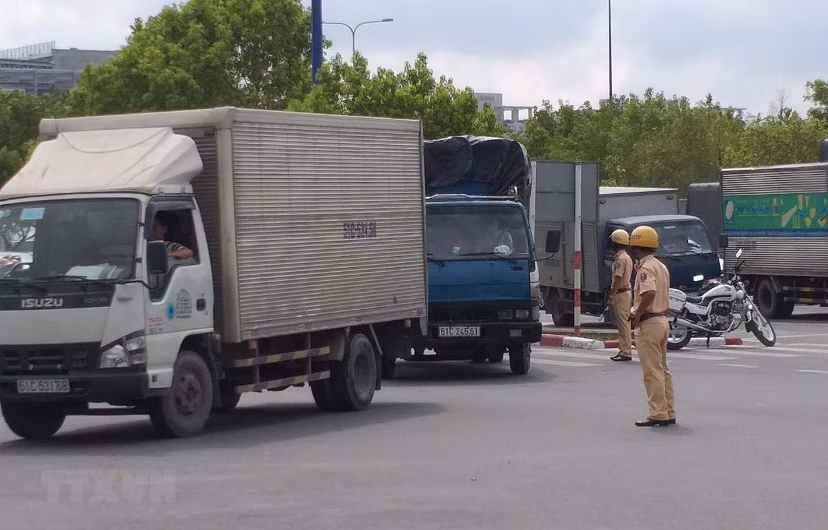 Tăng cường các biện pháp đảm bảo an toàn giao thông. Ảnh minh họa: TTXVN
