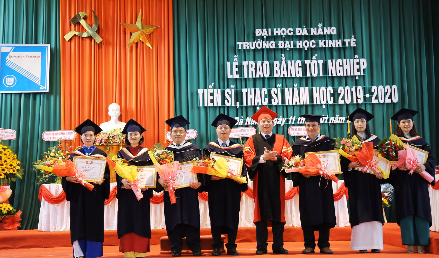 Trường Đại học Kinh tế Đà Nẵng trao bằng tốt nghiệp cho các tân Tiến sĩ, tân Thạc sĩ năm 2020. Ảnh: AN