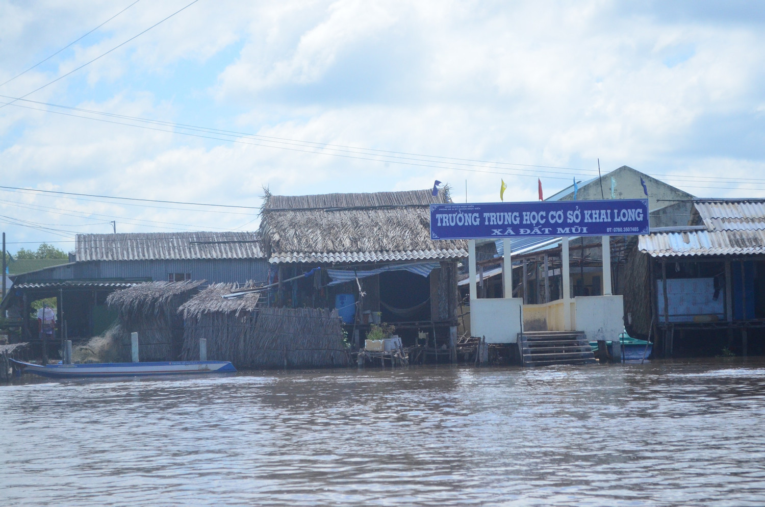 Các điểm trường cho các em học sinh đi học thường nằm cạnh các sông lớn nên việc đi học của các em gặp nhiều khó khăn.