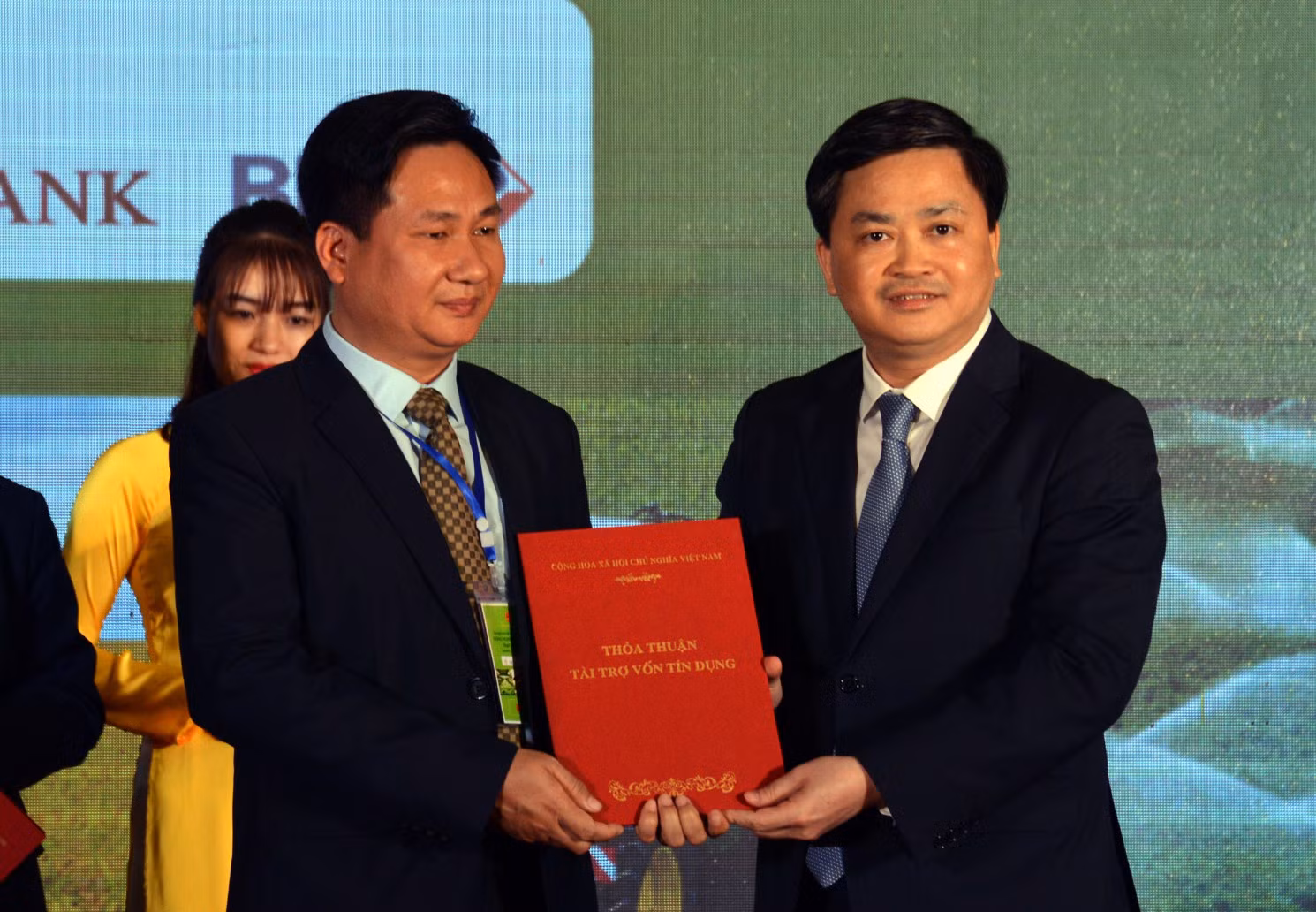 Tổng Giám đốc VietinBank - ông Lê Đức Thọ trao tài trợ vốn cho doanh nghiệp - Ảnh: XN