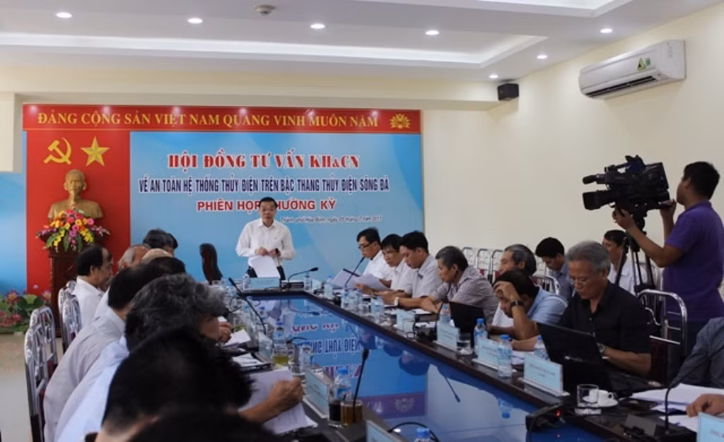 Toàn cảnh Phiên họp thường kỳ Hội đồng tư vấn khoa học và công nghệ về an toàn hệ thống thủy điện trên bậc thang Thủy điện sông Đà diễn ra ngày 05/7/2017 - ảnh nguồn Bộ Khoa học và Công nghệ.