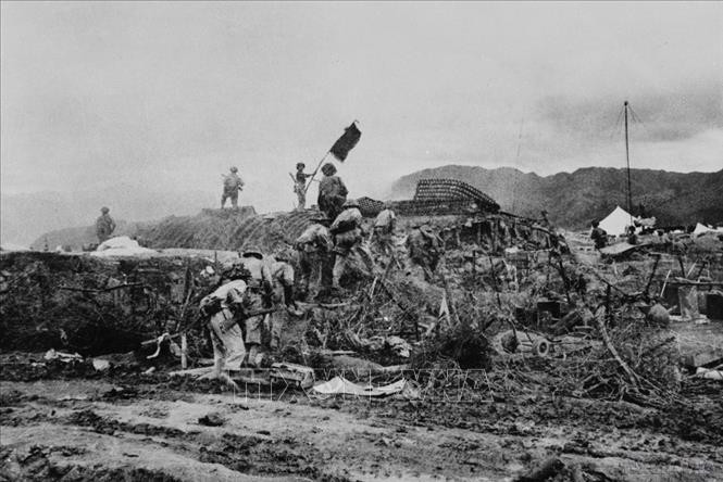 Trên cương vị Chính ủy, Bí thư Đảng ủy Đại đoàn 316, đồng chí Chu Huy Mân lãnh đạo, chỉ huy Đại đoàn tham gia nhiều chiến dịch, đánh thắng nhiều trận quan trọng, đặc biệt là trong chiến dịch Điện Biên Phủ: tiêu diệt cứ điểm Him Lam, khai hỏa trận đánh Đồi A1, tham gia trận đánh quan trọng cuối cùng bắt sống tướng De Castries. Trong ảnh: Chiều 7/5/1954, lá cờ "Quyết chiến - Quyết thắng" của Quân đội nhân dân Việt Nam tung bay trên nóc hầm tướng De Castries. Chiến dịch lịch sử Điện Biên Phủ đã toàn thắng. Ảnh: Triệu Đại/TTXVN