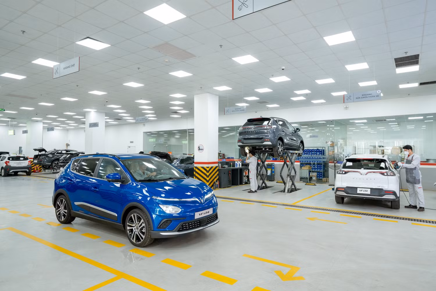 Việc tăng thời gian phục vụ từ 48 giờ/tuần lên 91 giờ/tuần và phục vụ không gián đoạn của hệ thống xưởng dịch vụ VinFast đảm bảo đáp ứng nhu cầu sửa chữa, bảo dưỡng của khách hàng một cách linh hoạt.