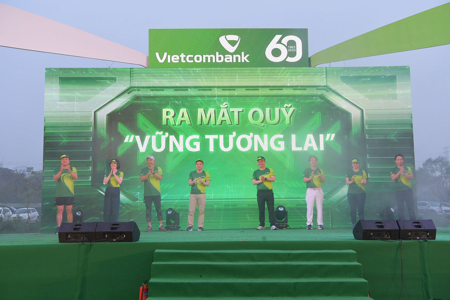 Các thành viên Ban lãnh đạo Vietcombank thực hiện nghi thức ra mắt Quỹ “Vững tương lai” Các thành viên Ban lãnh đạo Vietcombank thực hiện nghi thức ra mắt Quỹ “Vững tương lai”