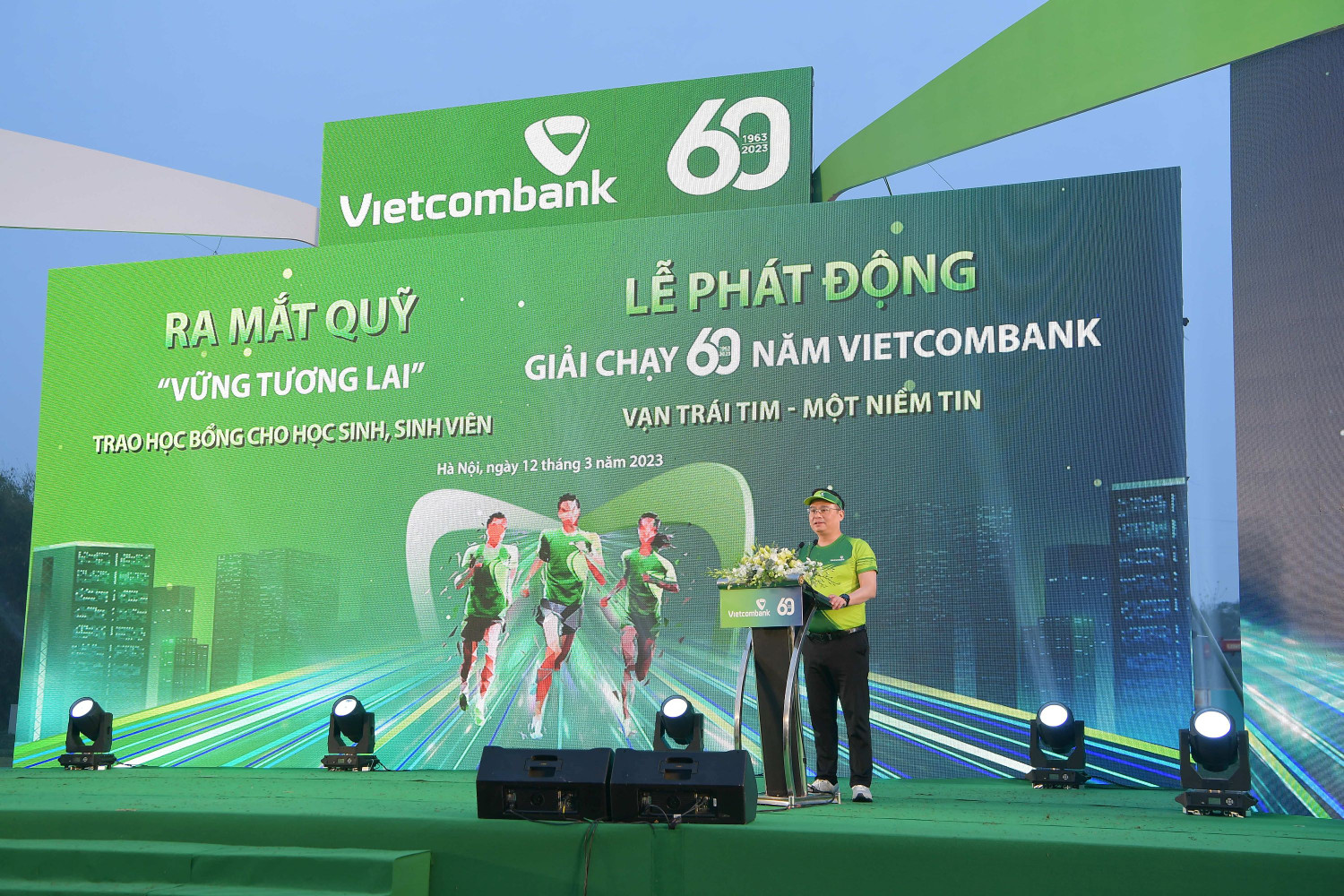 Ông Nguyễn Thanh Tùng - Thành viên Hội đồng quản trị, Tổng Giám đốc Vietcombank phát biểu khai mạc và phát động giải chạy. Ông Nguyễn Thanh Tùng - Thành viên Hội đồng quản trị, Tổng Giám đốc Vietcombank phát biểu khai mạc và phát động giải chạy.